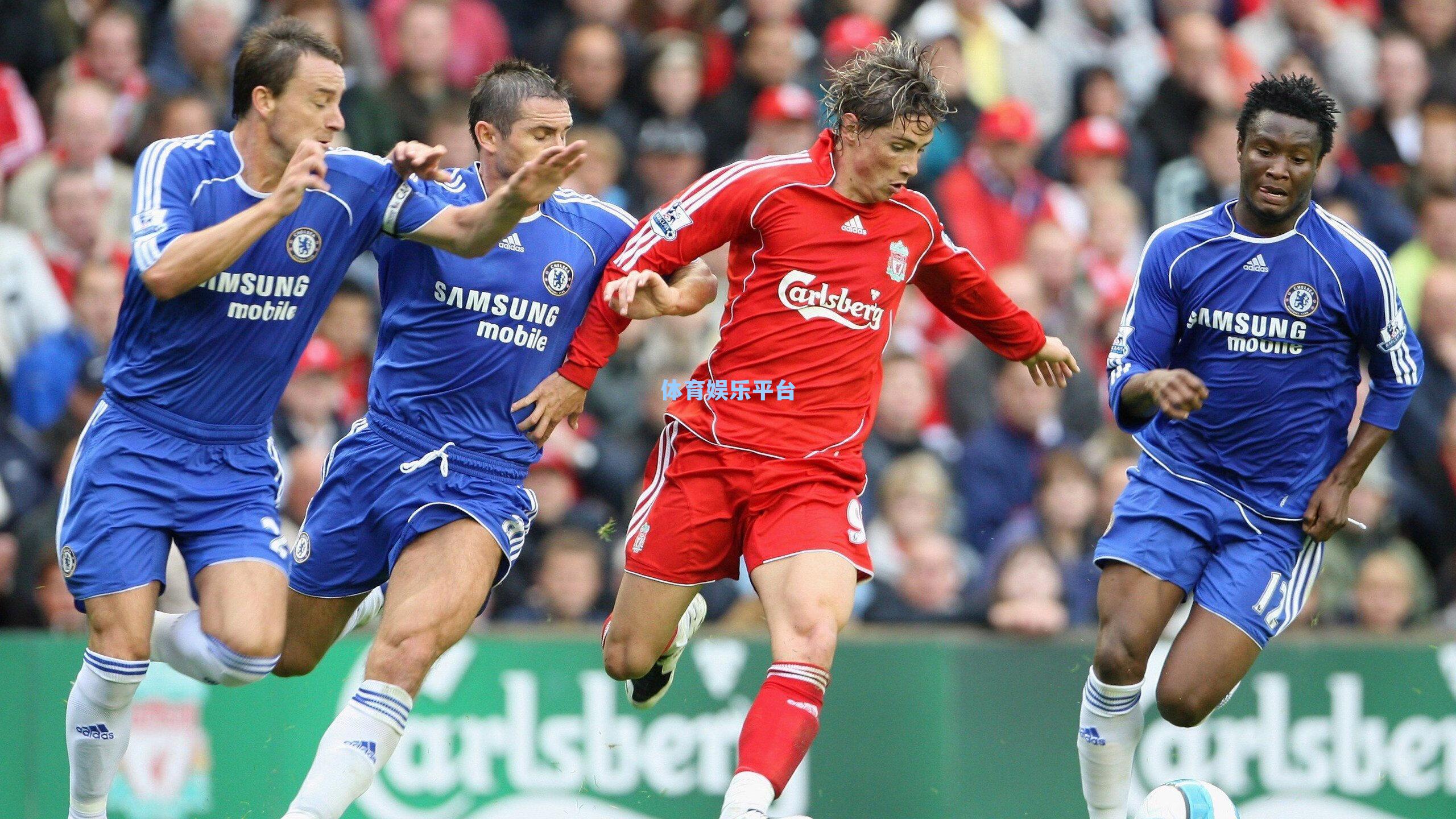 玩得溜!海港夺冠用直升机护奖杯,繁华街区挂旗巡飞引爆全城狂欢